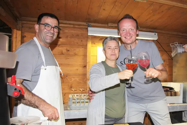 Langos und spritzigen Aperol servierten die Männergesangvereine Lindelbach-Stöckach und Mitteldorf-Igensdorf. | Foto: Uwe Rahner