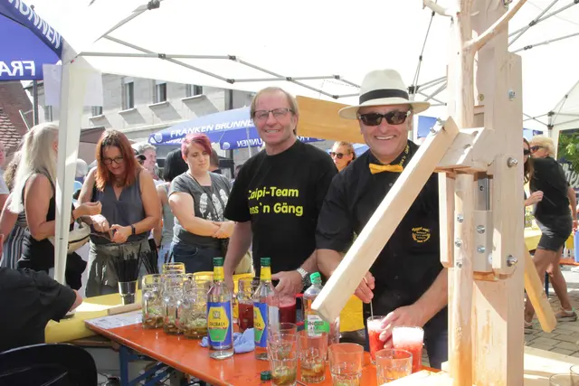 In der Herrengasse erinnerte am Kirchweihsonntag die „Gass‘n-Gäng“ wie immer an vitaminreiche Kost und servierte fruchtige Cocktails. | Foto: Uwe Rahner