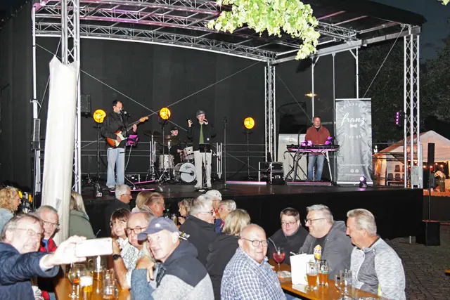 Die „Tanzkapelle Franz“ bot Pop, Rock und Soul aus den internationalen Charts der letzten vier Jahrzehnte. | Foto: Uwe Rahner