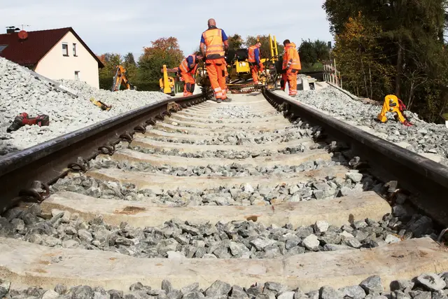 Die Schiene macht Probleme: Für ein neues Elektronisches Stellwerk fehlen die Mittel. Vor vier Jahren wurde die Bahnbrücke über die Kohlengasse in Heroldsberg für 2,8 Mio. Euro erneuert.  | Foto: Uwe Rahner