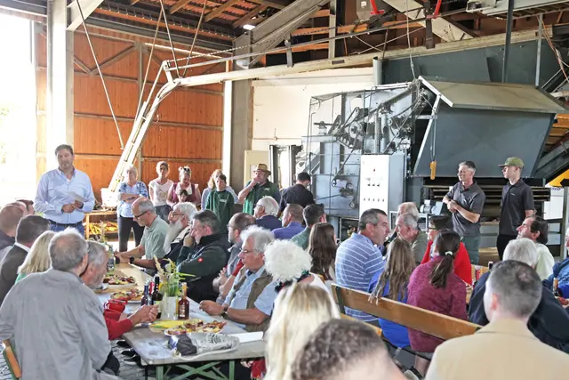 Markus Eckert (links) bei der Begrüßung in der Halle von Familie Friedrich (hinten, mit „Hopfen-Schorsch“ Reithmaier und Betriebsleiter Dominik Nützel). | Foto: Uwe Rahner