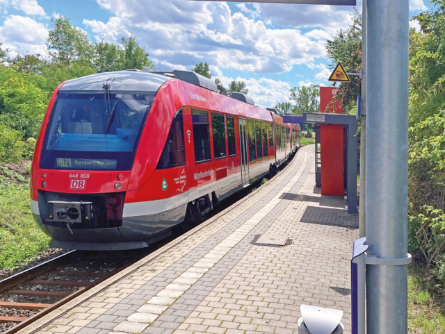 Der leere Bahnsteig am Haltepunkt Rüsselbach, nahe der Landkreisgrenze, täuscht: Die Gräfenbergbahn ist fester Bestandteil der kommunalen Nahverkehrskonzepte. | Foto: Uwe Rahner
