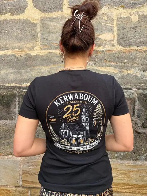 Zum Jubiläum der Stöckacher Kerwaboum wurde ein aussagekräftiges T-Shirt entwickelt: „Gemeinsam . Tradition . Zukunft“. Die St. Ägidius-Kirche strahlt mit der 25 um die Wette. 