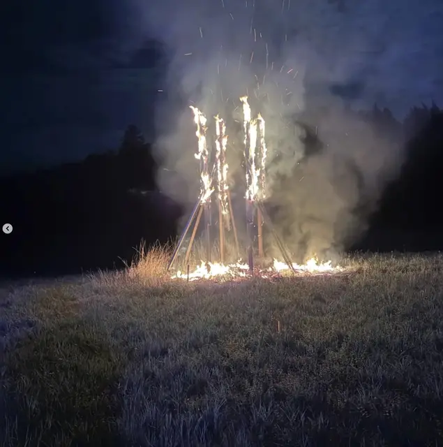 Der frei auf einer Wiese stehende Jägerhochsitz brannte lichterloh, als die Feuerwehr am Brandort eintraf. | Foto: Feuerwehr Eckenhaid