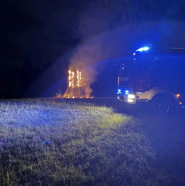 Der frei auf einer Wiese stehende Jägerhochsitz brannte lichterloh, als die Feuerwehr am Brandort eintraf. | Foto: Feuerwehr Eckenhaid