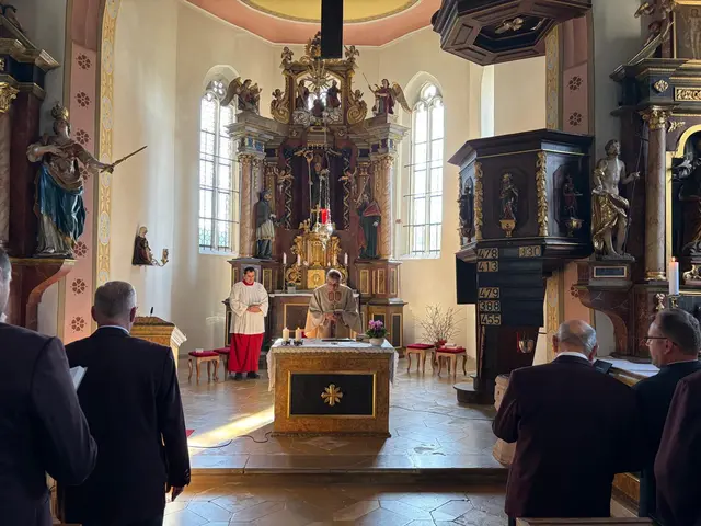 Blick auf den Hauptaltar mit Pfarrer Andreas Hornung