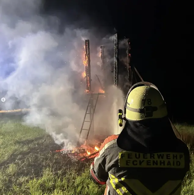 Die Einsatzkräfte der Feuerwehr Eckenhaid begann sofort mit den Löscharbeiten. | Foto: Feuerwehr Eckenhaid