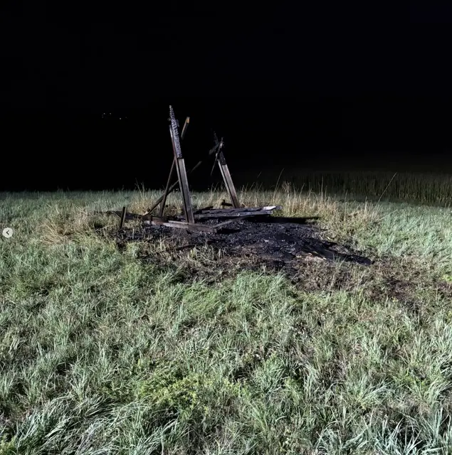 Von dem Jägerhochstand hatte das Feuer so gut wie nichts übrig gelassen.  | Foto: Feuerwehr Eckenhaid