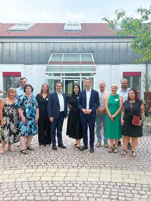 Gabriele Klaußner, stellvertretende Landrätin, Heinz (Bewohner), Ute Salzner, Kreisrätin und Bezirksrätin, Nicole Kramer, Bereichsleitung Medizin, MdB Dr. Konrad Körner, Aileen Zöbelein, Sozialdienst, Prof. Dr. Hendrik Streeck, Beauftragter der Bundesregierung für Sucht- und Drogenfragen, Philipp Nechwatal, Sozialdienst, Daniela Flügel-Utz, Einrichtungsleiterin, Marco Halbritter, Einrichtungsleiter, sowie Caro (Bewohnerin (v.li.). | Foto: Privat