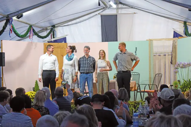 Die Benzendorfer Kärwa dürfte die einzige im wochenblatt-Land sein, bei der das Theater regulär auf der Bühne stattfindet. | Foto: Andreas Unbehaun