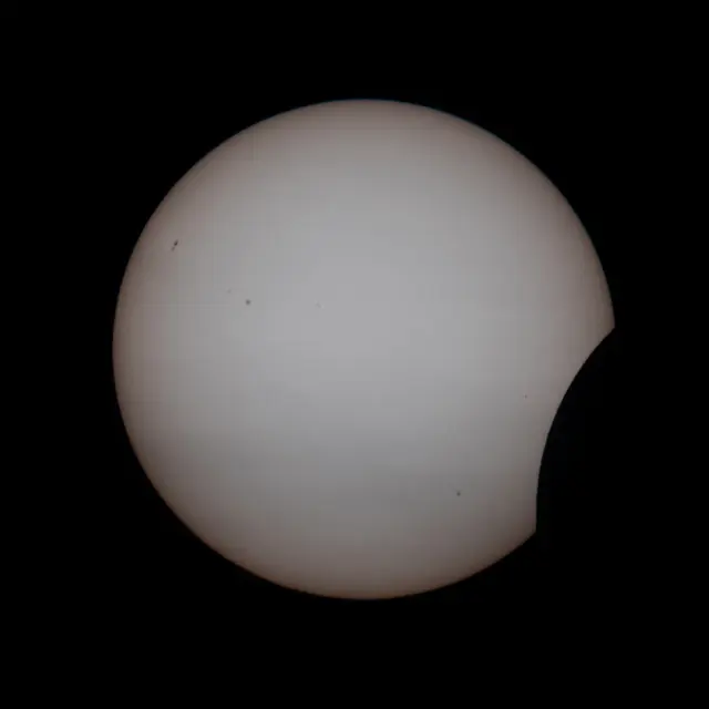 Der Mond schiebt sich vor die Sonne und bedeckt einen Teil ihrer Oberfläche. | Foto: Robby Lill