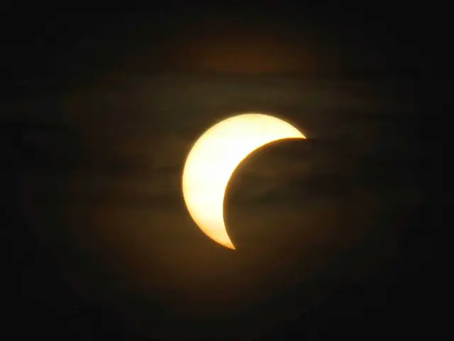 Sonnenfinsternis – der Mond schiebt sich vor die Sonne und verdeckt einen großen Teil ihrer leuchtenden Oberfläche. | Foto: Martha Knittel