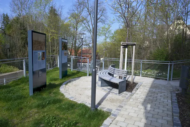 Auf einem Plateau wurde ein kleiner, nach Süden ausgerichteter Aufenthaltsbereich geschaffen. Dieser bietet verschiedene Sitzgelegenheiten sowie Informationstafeln zur Geschichte der umliegenden Patrizierschlösser. | Foto: Dieter Kaletsch