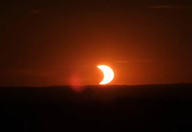 Sonnenfinsternis über Röckenhof – der Mond verdeckt einen Teil der Sonne und taucht die Landschaft in warmes Abendlicht. | Foto: Rainer Stephan