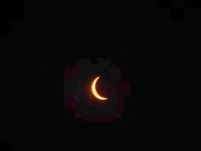 Nur eine schmale Sichel der Sonne bleibt sichtbar, während der Mond sie nahezu vollständig bedeckt. | Foto: Jörg Seitz