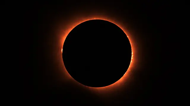 Totale Sonnenfinsternis – der Mond schiebt sich vor die Sonne und lässt nur deren leuchtenden Rand sichtbar werden.
 | Foto: Sabine u. Heinrich Weber