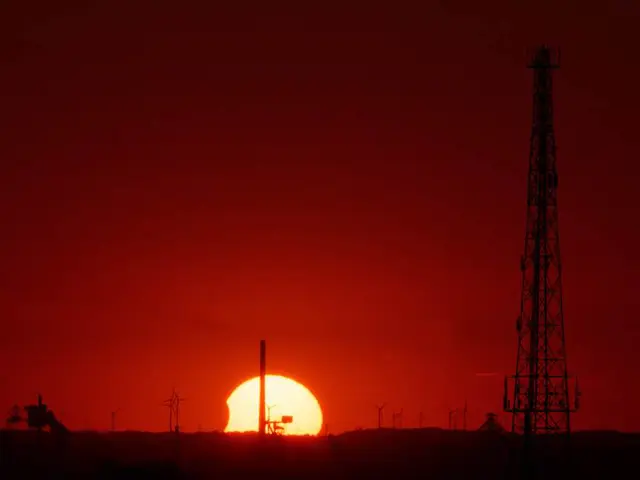 Walter Hufnagel fand so die noch leicht abgedeckte Sonne beim Untergang vor der Skyline des Ruhrgebietes. Perfektes Timing! | Foto: Walter Hufnagel