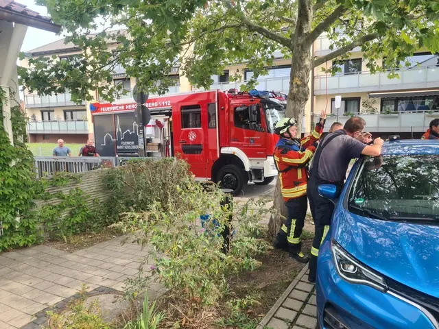 Mit Spezialwerkzeug öffneten die Einsatzkräfte der Feuerwehr Heroldsberg das verschlossene Auto und befreiten das Kind. | Foto: Feuerwehr Heroldsberg