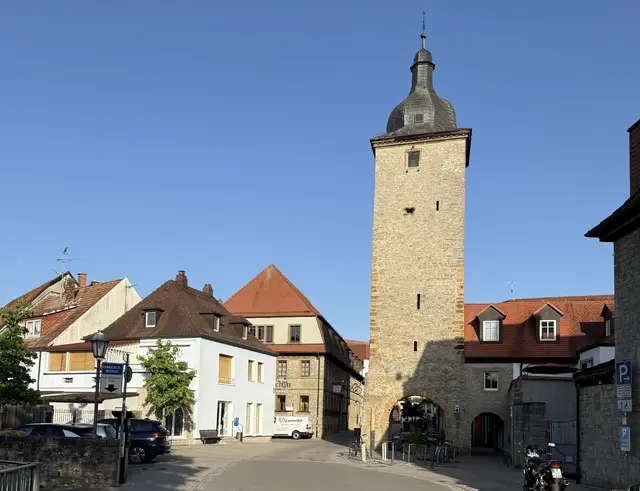Das Untere Tor ist Teil der Stadtbefestigung von Volkach. Als dritthöchster Turm innerhalb der Befestigung ist das Tor heute stadtbildprägend und leitete früher zur sogenannten Unteren Vorstadt über. | Foto: Andreas Unbehaun