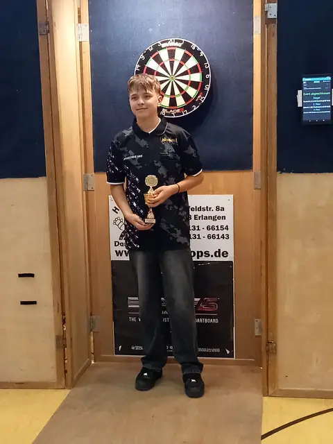 Alexander mit seinem Pokal im Einzel