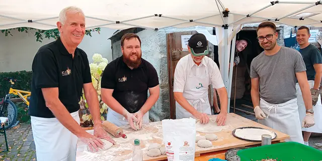 Wer will fleißige Handwerker seh’n... der muss an der Heroldsberger Kirchweih beim Brotbackofen der Kulturfreunde vorbeischauen. | Foto: Dieter Kaletsch