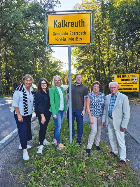 Die Gäste aus Kalchreuth beim Straßenschild in Kalkreuth. | Foto: Privat