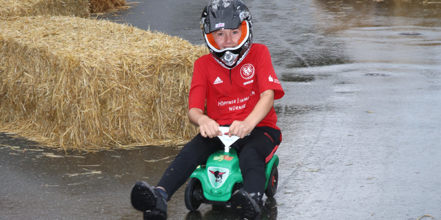 Das beliebte Bobbycar-Rennen begeistert Rennfahrer und Zuschauer. | Foto: Andreas Unbehaun