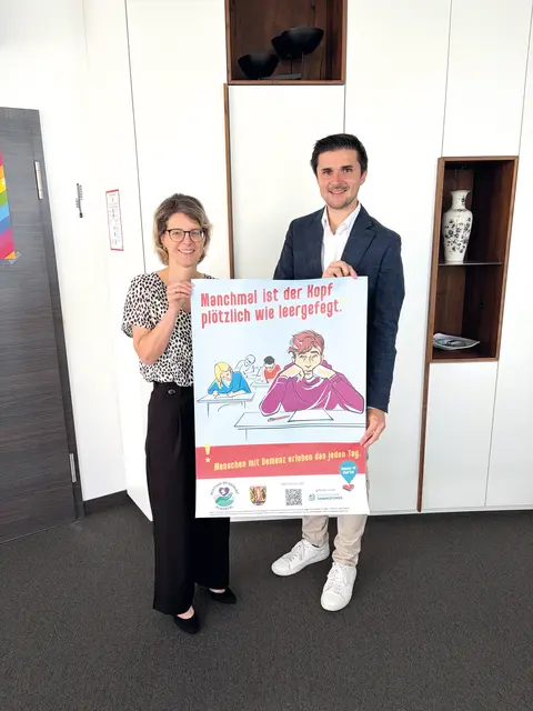 Bürgermeister Sebastian Singer und Sylvia Steinbach, Koordinatorin für Seniorenangelegenheiten, präsentieren die Plakate, mit denen der Markt Eckental in den kommenden Wochen auf das Thema Demenz besonders hinweisen will.  | Foto: Privat