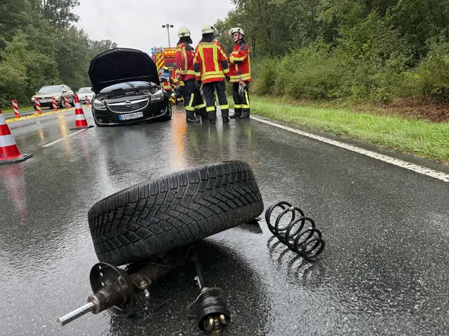 Bei dem Unfall auf der B2 wurden die Autos schwer beschädigt. | Foto: FW Heroldsberg