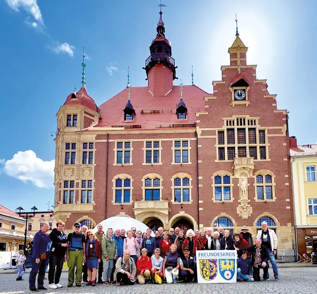 Die Erlanger Reisegruppe vor dem Rathaus der Stadt Tarnowskie-Góry. | Foto: Ernst Bayerlein