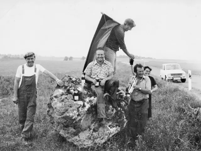 Nach getaner Arbeit folgte eine kleine Feier: Franz Zipko, Horst Sperber, Udo Dölle mit Fahne, Hans Schleifer mit Trompete sowie eine der beiden Spaziergängerinnen – die andere machte das Foto. Nicht im Bild ist Otto Müller, der gerade zuhause Wurstdosen für die anstehende Brotzeit holte. | Foto: Privat