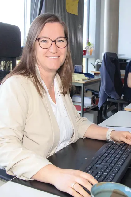 Dorothea Maie an ihrem neuen Arbeitsplatz im Sekretariat des Gymnasiums Eckental. | Foto: Winfried Heider