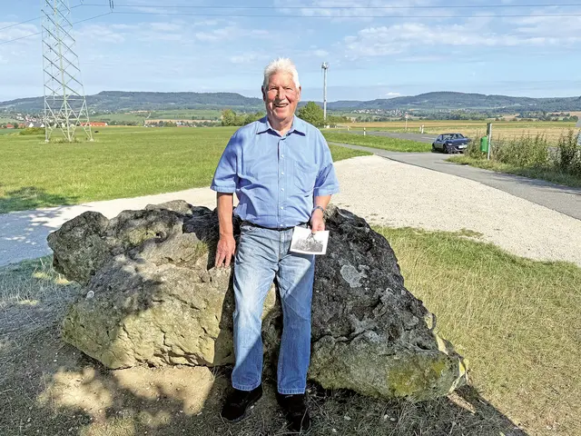 Vor wenigen Tagen am Felsen aus Dolomitstein, der per LKW auf den Eckenberg kam: Udo Dölle wird im Februar 90 Jahre jung. Als landwirtschaftlicher Meister war er beruflich jahrelang Bauhofleiter und Personalratsvorsitzender des Marktes Eckental sowie ehrenamtlich unter anderem im Gemeinderat als Ortssprecher für Oedhof, Benzendorf und Illhof sowie als Kreisrat im Kreistag ERH. | Foto: Privat