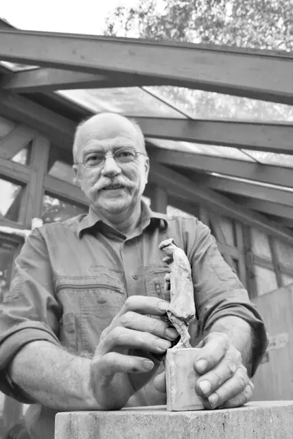 Mit der Erstellung des Otnand-Denkmals hatte der Lions Club Eckental-Heroldsberg vor 20 Jahren den renommierten Bildhauer Harro Frey beauftragt. Frey lebte und arbeitete in Pettensiedel, das 1056 und damit vor genau 970 Jahren im Zusammenhang mit einer Schenkung des Kaisers an Otnand erstmals urkundlich erwähnt wurde. Hier zeigt er ein Miniatur-Modell als Zwischenstadium der Arbeiten für das Denkmal.
 | Foto: Privat