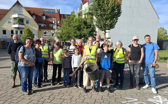 Sowohl Eltern mit Kindern als auch Mitglieder der Geocaching-Gruppe sammelten den herumliegenden Müll ein. | Foto: Frieda Meier