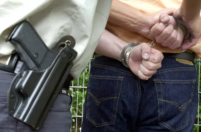 Zwei Männer sollen eine Seniorin in Eckental mit einer besonders dreisten Masche um mehrere Hundert Euro gebracht haben. Um ihre Geschichte glaubhaft erscheinen zu lassen, zeigten sie der Frau sogar ein mutmaßlich mit künstlicher Intelligenz erzeugtes Bild eines Marders auf ihrem Hausdach. Einen Tatverdächtigen konnte die Polizei inzwischen ermitteln. | Foto: Polizei Oberfranken (Symbolbild)