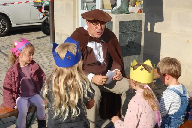 Peter Stöckert, der sich in Otnand-zeitgenössischem Gewand zeigte, nahm die Kinder mit auf eine Zeitreise. | Foto: Andreas Unbehaun