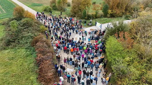 Die neu gegründete Bürgerinitiative freute sich über die große Teilnehmerzahl bei der Protestwanderung zur Tongrube Mistelberg. | Foto: Privat