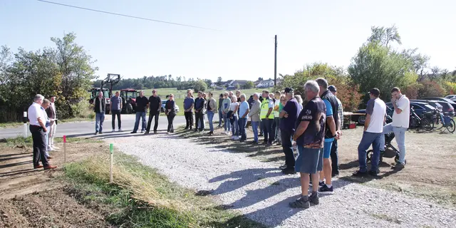 Kreis- und Gemeinderäte, Amtsmitarbeiter, Zuschauer und Grundeigentümer wohnten dem Spatenstich bei. | Foto: Uwe Rahner