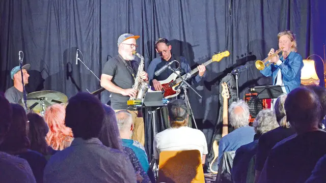 Die Nürnberger Band „Badwill” (Johannes Ludwig am Saxofon, Alex Bayer am Bass und Jan Brill an den Drums) mit Trompeterin Heidi Bayer. | Foto: Privat