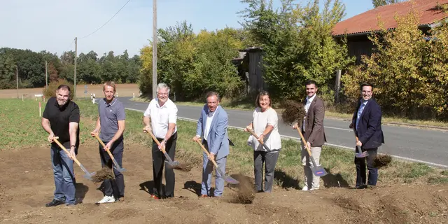 Bernd Ernst (GBI Kommunale Infrastruktur GmbH &amp; Co. KG), Jörg Döhler (Josef Rädlinger Bauunternehmen GmbH), Otto Klaußner (Bgm. Kalchreuth), Landrat Alexander Tritthart, stellv. Landrätin Gabriele Klaußner, Sebastian Singer (Bgm. Markt Eckental) und der Stimmkreisabgeordnete im Bundestag Dr. Konrad Körner (v.li.). | Foto: Uwe Rahner