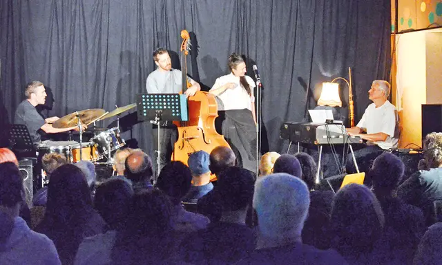 Sängerin Lucia Cadotsch mit Josef Dumoulin am Keyboard, Phil Donkin am Bass und James Maddren an den Drums kamen aus Paris ins Foyer der Kalchreuther Schulturnhalle. | Foto: Privat