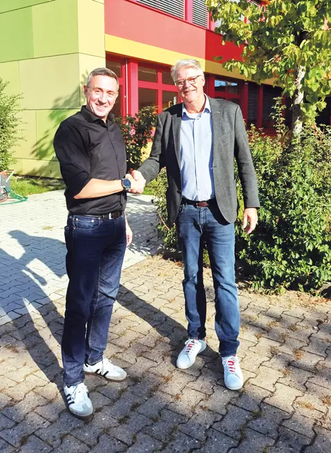 Bürgermeister Otto Klaußner (re.) begrüßte zum Schuljahresbeginn Florentino Mayer, den neuen Rektor der Grundschule Kalchreuth.
 | Foto: Privat
