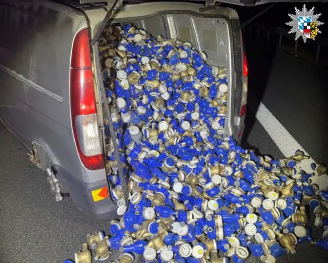 Wasserzähler bis unter das Dach waren in dem Transporter geladen, der auf der A3 aufgrund eines Reifenplatzers liegengeblieben war. | Foto: Polizei Mittelfranken