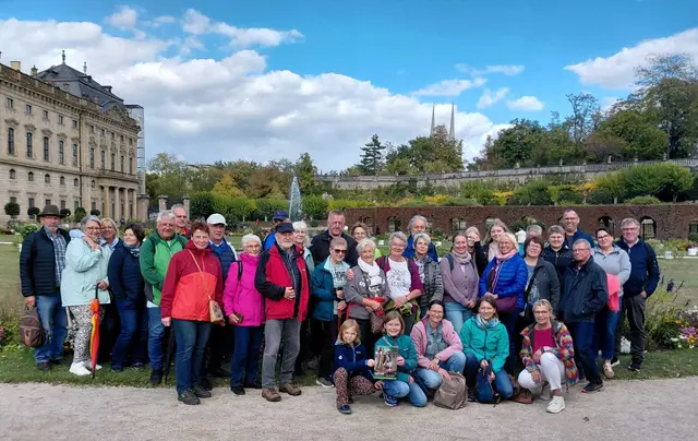 Der Sängerbund Dachstadt e.V. war seit 1923 ein Männerchor, im Jahr 2003 wandelte er sich zu einem gemischten Chor, um den Fortbestand des Vereins sicherzustellen. Und wie man auf dem Foto (vor der Residenz in Würzburg) sieht, ist das auch gelungen.   | Foto: Steffi Schwager
