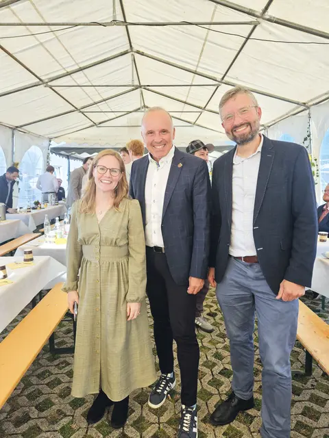 Über das 10-jährige Jubiläum der Freien Baptisten Eckental freuen sich Jenn Arnold, 2. Bürgermeister Felix Zosel und Pastor Daniel Arnold (v.li.).
 | Foto: Privat