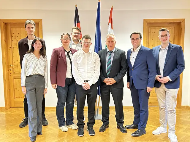 Von Patrik Schwarcz-Kiefer, stellvertretendem Mitglied im Europäischen Ausschuss der Regionen und Vertreter der deutschen Minderheit in Ungarn (3. von rechts), erhielt die Delegation Aufschluss über die kommunale und regionale Perspektive der europäischen Politik. | Foto: Privat