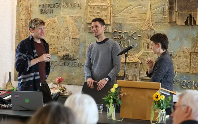 Gut gelaunte junge Künstler begeisterten die Gäste bei der Auftaktveranstaltung zum ersten Leseherbst in Eckental. Das Gespräch von Kathi Mock mit Lucas Fassnacht war war interessant und unterhaltsam; Paul Bießmann bereicherte den Abend musikalisch (von rechts). | Foto: Andreas Unbehaun