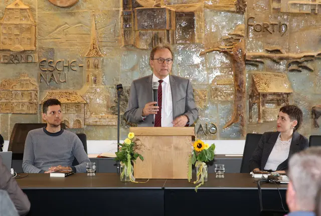 Der Vorsitzende des Vereins „seitenweise”, Dr. Ewald Maier begrüßte Künstler und Gäste und freute sich über die große Publikumsresonanz. | Foto: Andreas Unbehaun