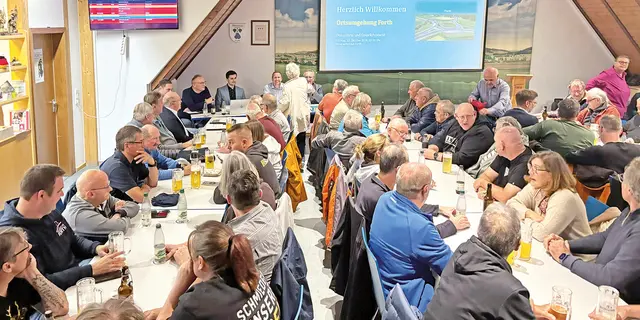 Das Thema „B2-Ortsumgehung für Forth” stieß auf großes Interesse, sodass das Feuerwehrhaus in Forth 
bis auf den letzten Platz gefüllt war. | Foto: Privat